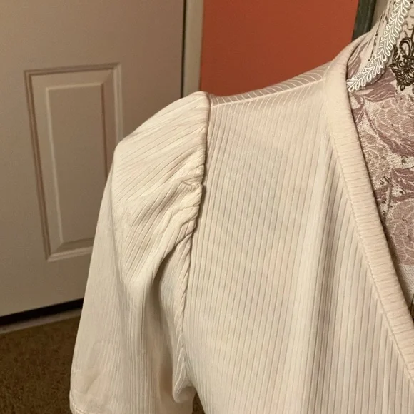 LOFT. CREAM SHORT SLEEVE STRETCH V-NECK RIBBED TOP. SIZE LARGE. SO SOFT! NWT - Picture 3 of 6